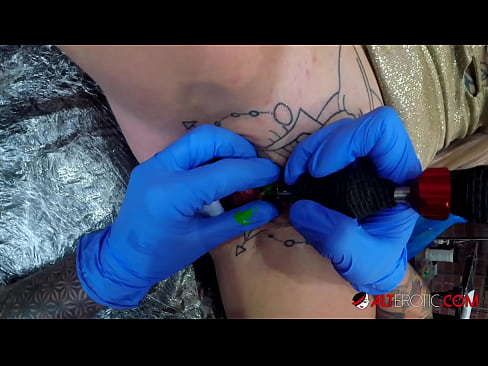 ❤️ Ekstreme tatuita varmulo Sully Savage ricevis tatuon sur sia klitoro ❤️ Fikado ĉe porno eo.sexogolic-info.ru ☑